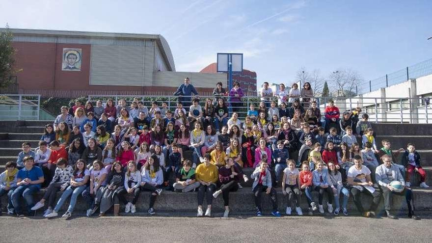 Foto de familia de los participantes en el III Encuentro juvenil.