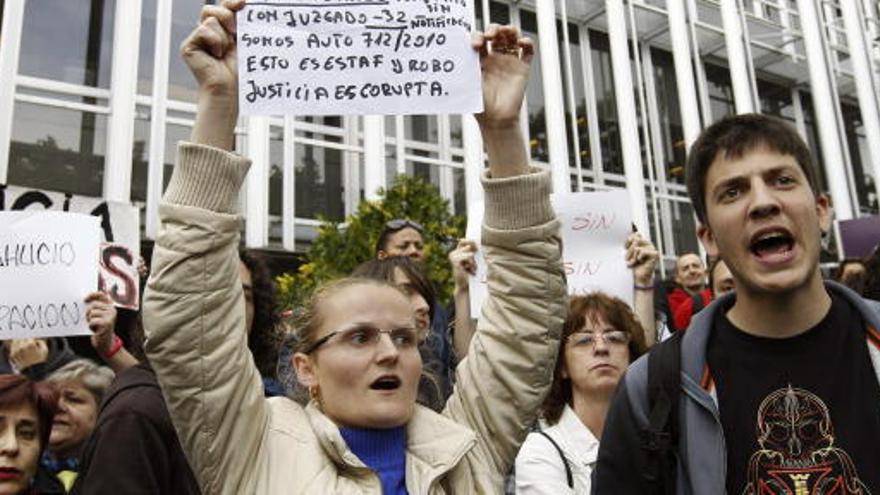 La protesta frente a la sede de la Sareb