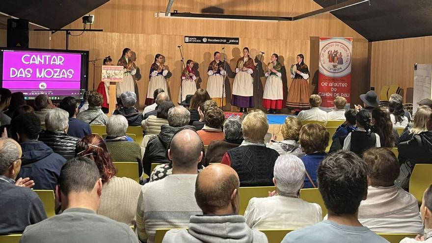 El Centro Antonio Fraguas se llena en el Cantar das Mozas