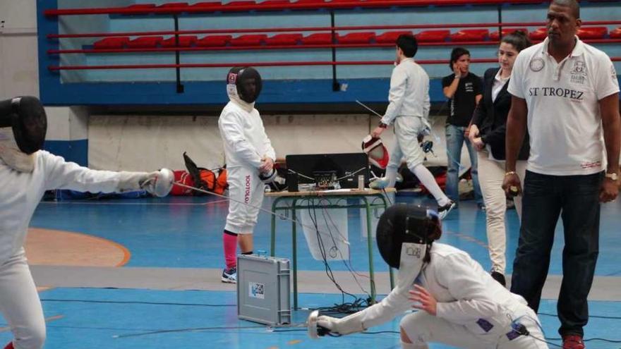 Esgrimistas del CEC entrenando para competición oficial.