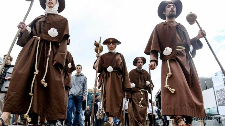 Los Estudiantes procesionan por la Exaltación de la Cruz