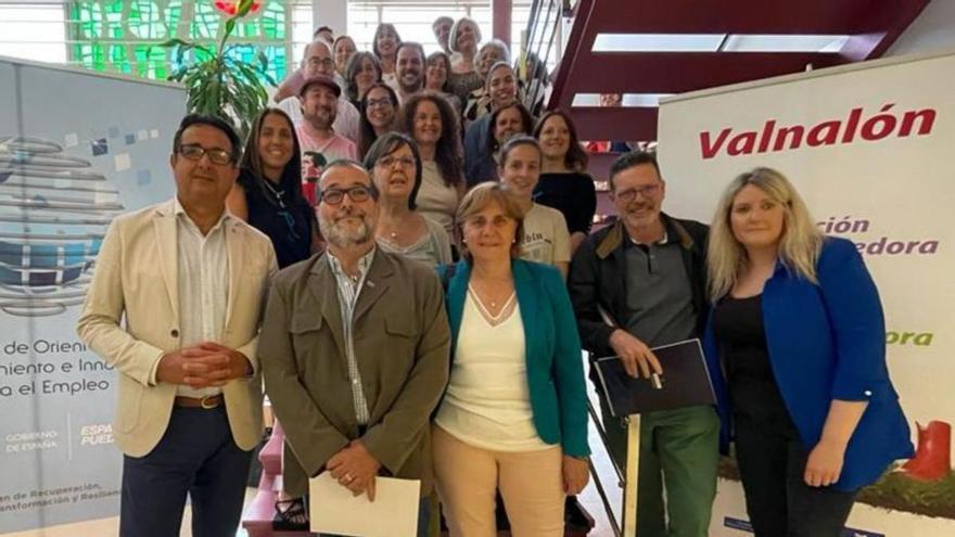 A la izquierda, foto de familia de los emprendedores con responsables de Valnalón, el Principado y el Ayuntamiento. A la derecha, Covadonga Cienfuegos. | C. M. B.