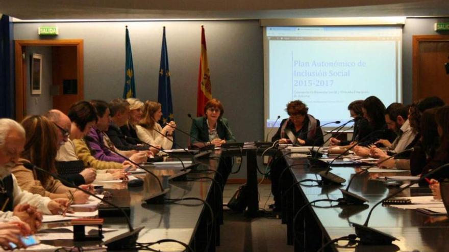 La consejera Pilar Varela, ayer, presidiendo la primera reunión del consejo asesor de Bienestar Social.