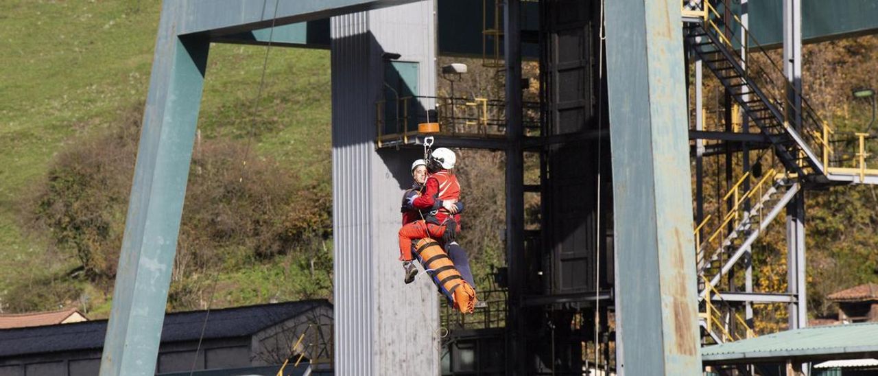 Simulacro de rescate en el pozo Santiago de Hunosa, en Aller.