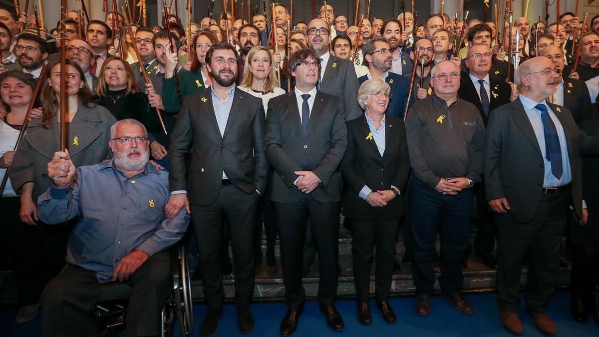 Puigdemont, rodeado de los 'exconsellers' que están con él en Bruselas y de los 200 alcaldes que se desplazaron a la ciudad el martes.