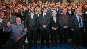 Puigdemont, rodeado de los ’exconsellers’ que están con él en Bruselas y de los 200 alcaldes que se desplazaron a la ciudad el martes.