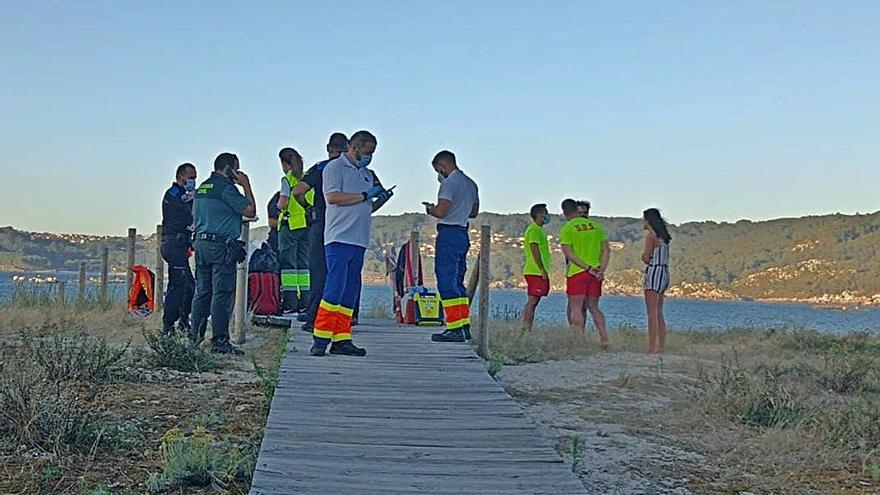 personal sanitario y fuerzas del orden en la asistencia a la persona fallecida en Areabrava.