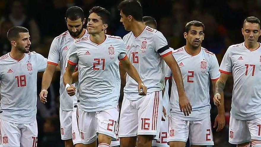 Marc Bartra (21) celebra el cuarto gol que la selección española consiguió ayer ante Gales en Cardiff.