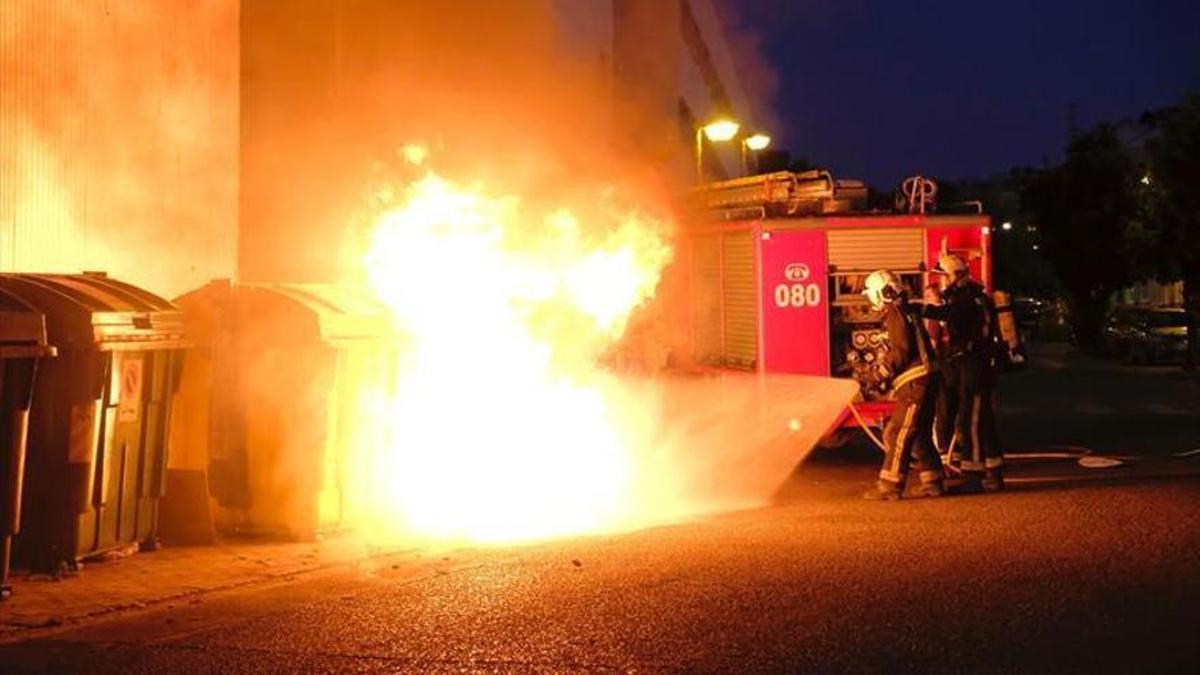 Los bomberos de Córdoba extinguen un fuego en un contenedor, en una imagen de archivo.