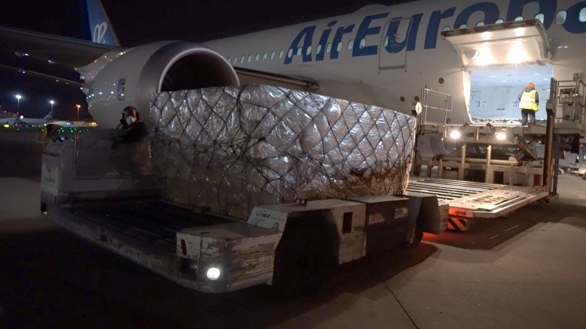 Llegada de una partida de mascarillas al aeropuerto de Barajas