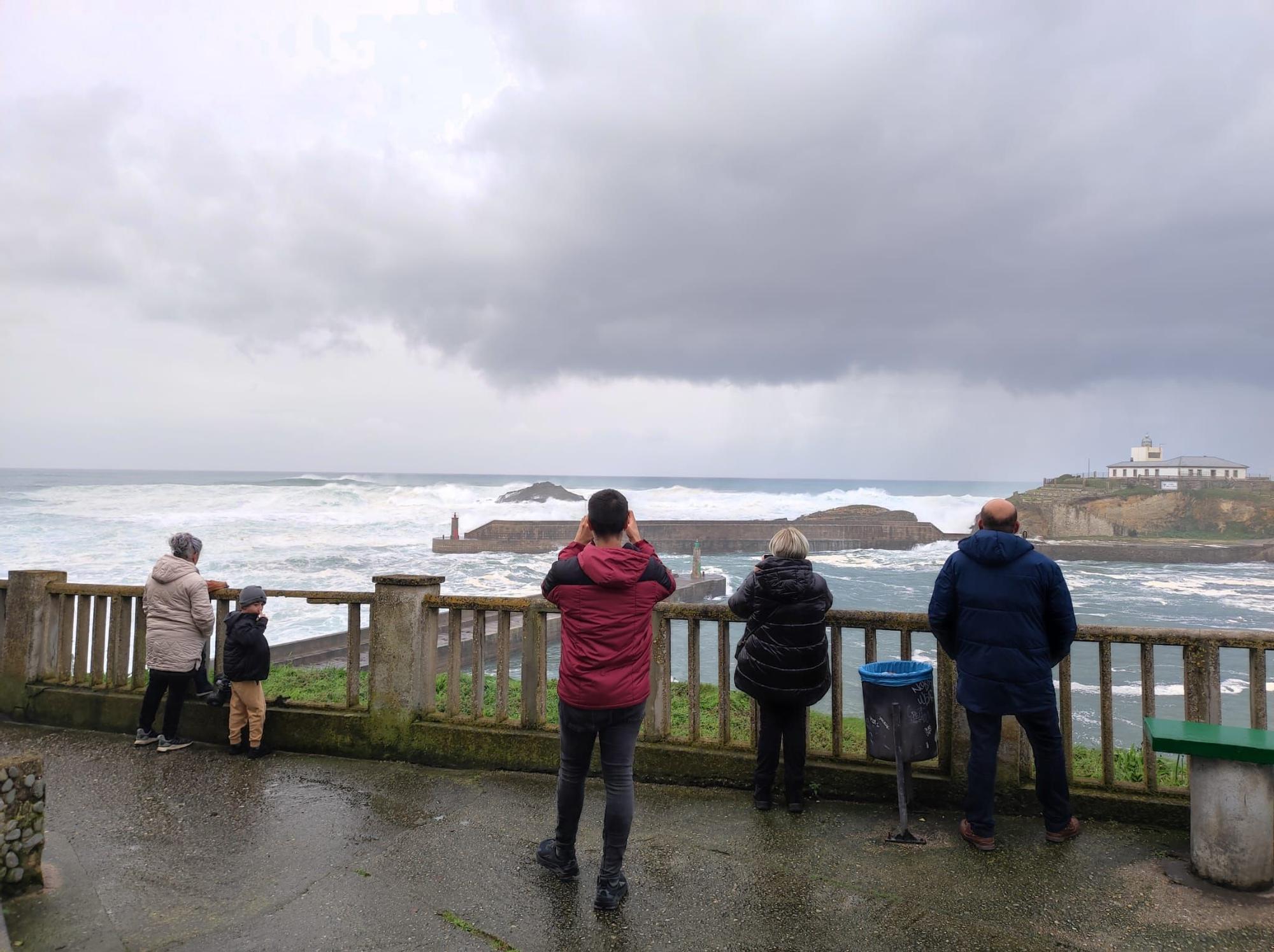 Vecinos observando el mar en Tapia de Casariego.