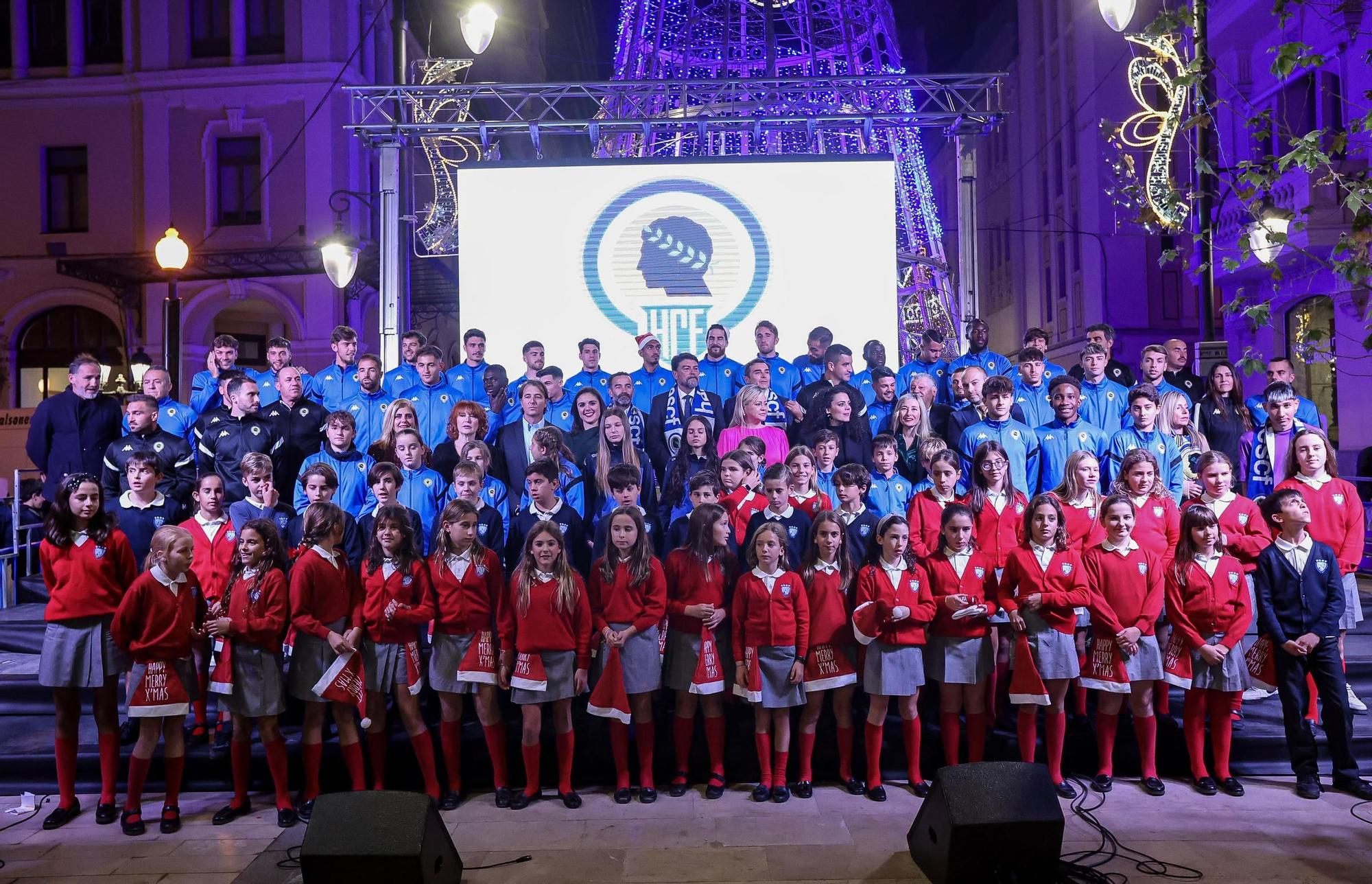 La plantilla del Hércules canta el villancico de la entidad acompañado del coro infantil del Colegio Inmaculada Jesuitas