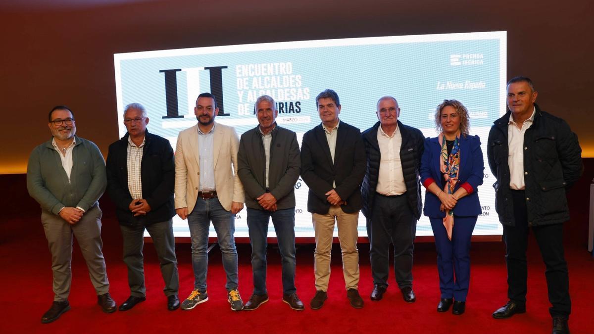 Por la izquierda, Roberto García (Langreo), Roberto García (Riosa), Manuel Ángel Álvarez (Mieres), Marcelino Martínez (Sobrescobio), José Ramón Martín Ardines (San Martin del Rey Aurelio),  Miguel Fernández (Caso) y Gemma Álvarez (Lena).