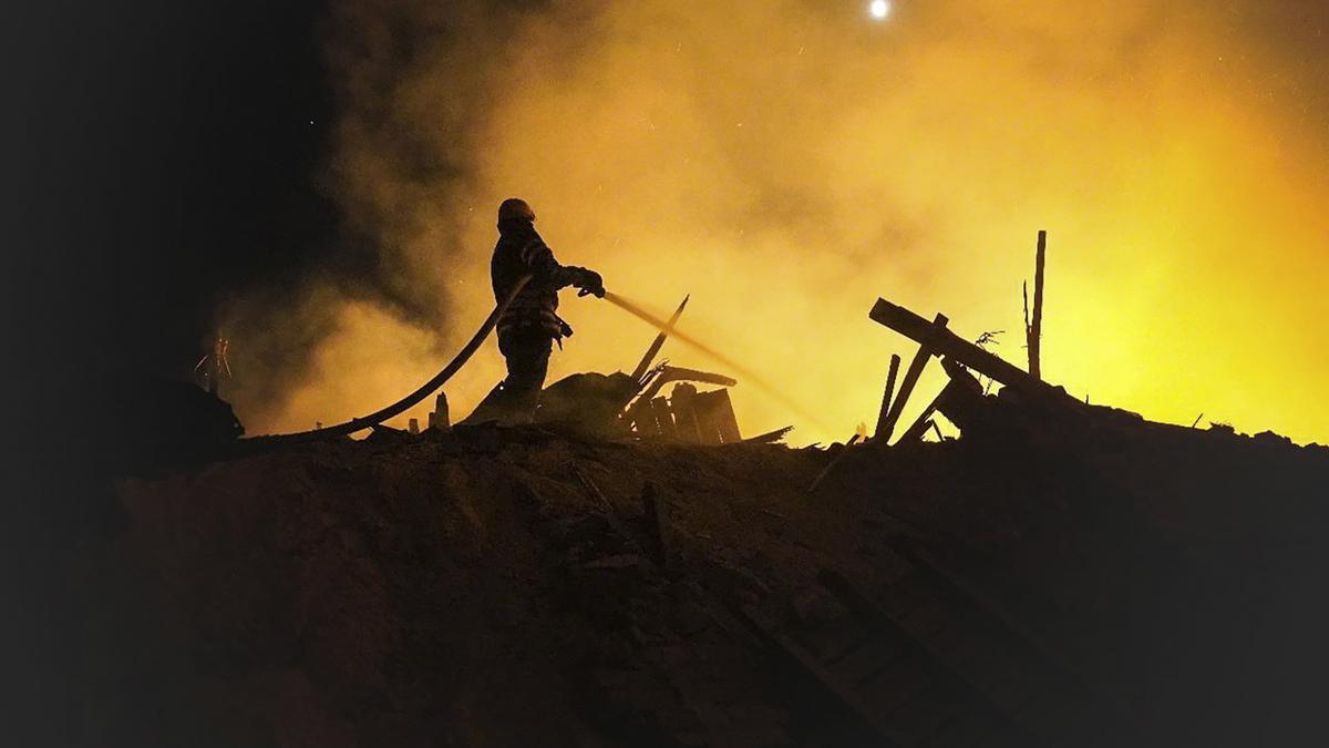 Un bombero ucraniano trata de extinguir tras un ataque aéreo ruso.