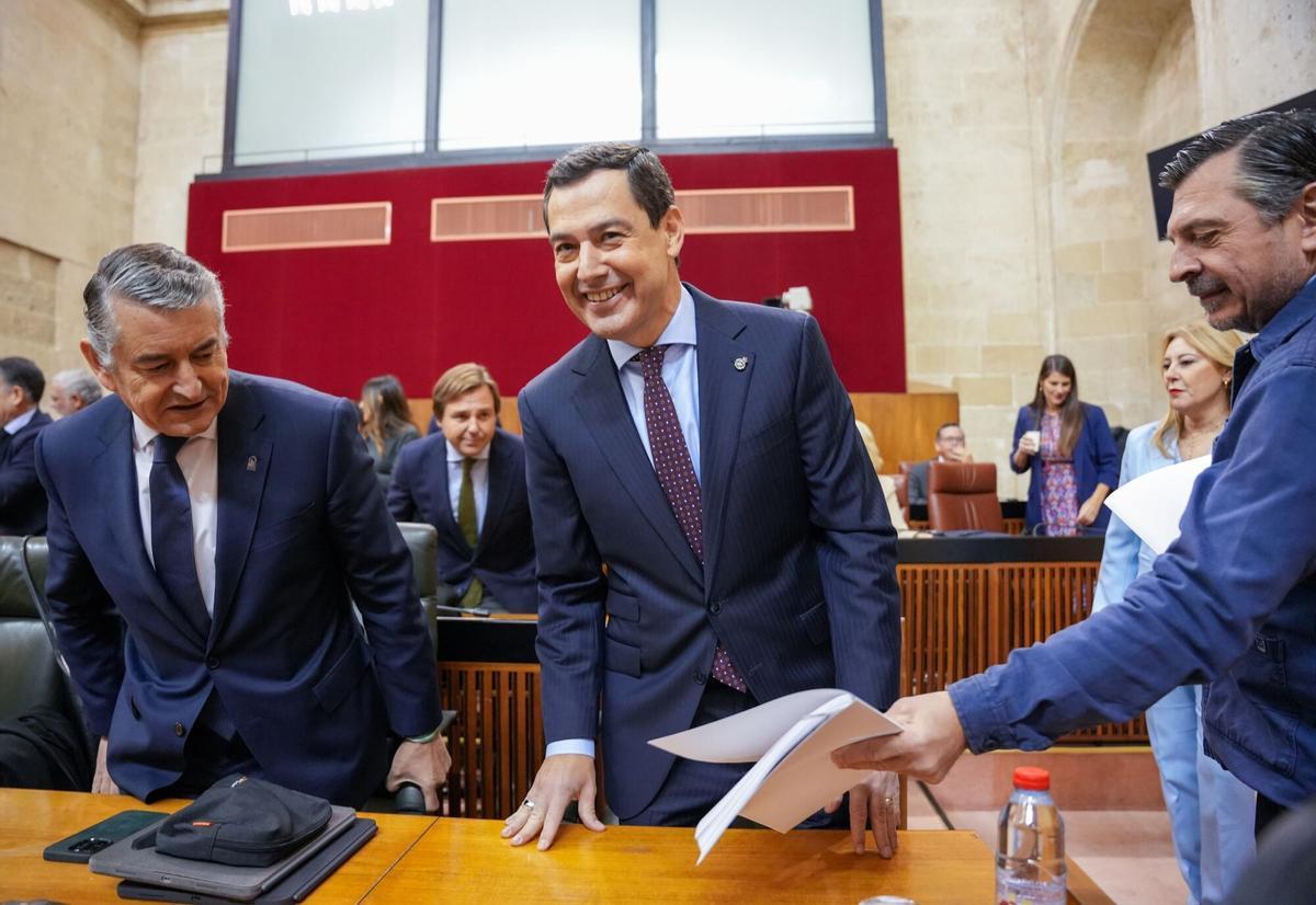 27/11/2025 El presidente de la Junta de Andalucía, Juanma Moreno (d), junto al consejero de Sanidad, Presidencia y Emergencias, Antonio Sanz (i) en su escaño antes de intervenir en lo que es el último Debate de la Comunidad Autónoma de la actual legislatura. A 27 de noviembre de 2025 en Sevilla (Andalucía, España). El presidente de la Junta de Andalucía, Juanma Moreno, afronta desde este jueves, 27 de noviembre, en el Pleno del Parlamento el último Debate sobre el estado de la Comunidad Autónoma de la actual duodécima legislatura, en la que el PP-A cuenta con mayoría absoluta, y a unos meses de que se celebren las próximas elecciones andaluzas, previstas para la primavera de 2026 SALUD María José López - Europa Press