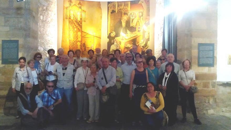 Los devotos gallegos en la iglesia de San Salvador de Tábara.