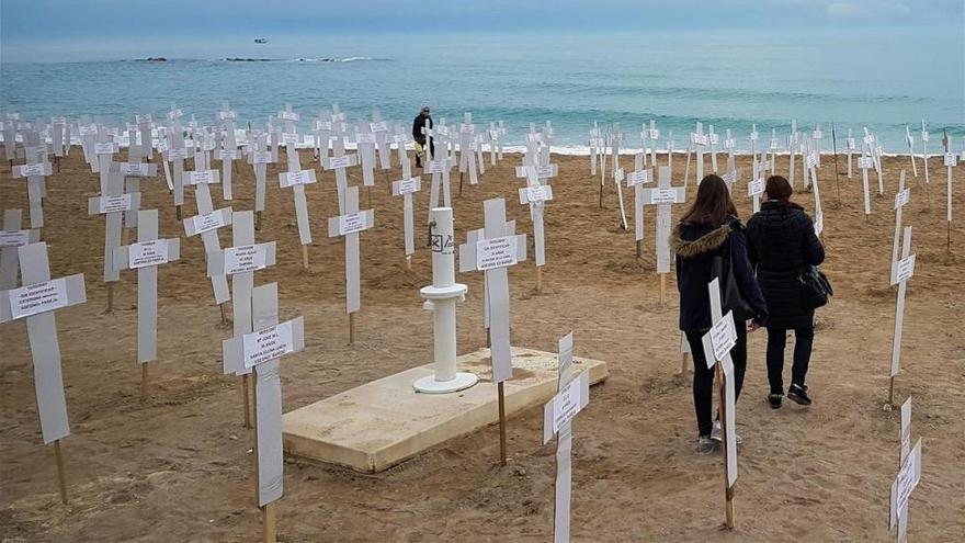 Una playa de Vinaròs se transforma en el cementerio de las 739 mujeres asesinadas por la violencia machista en una década