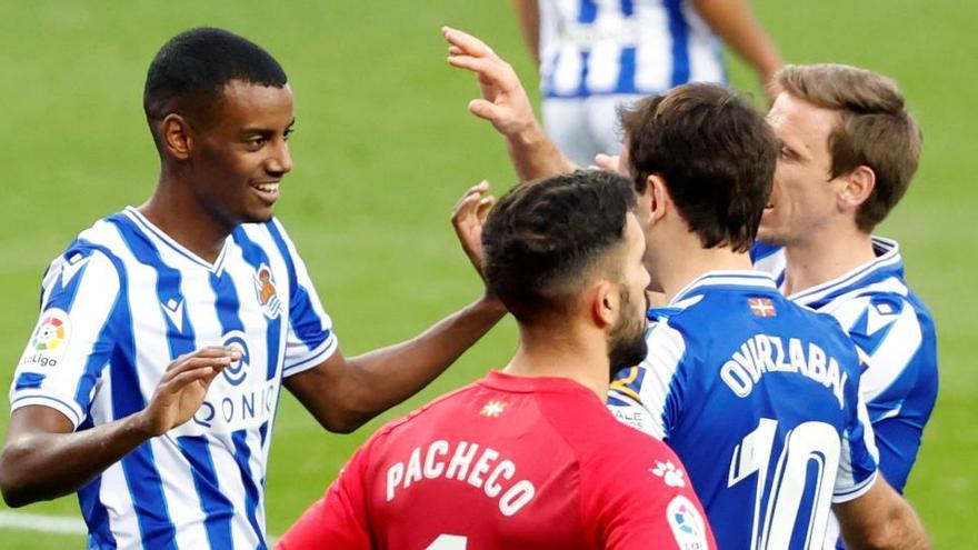 El jugador de la Real Isak celebra su triplete contra el Alavés.