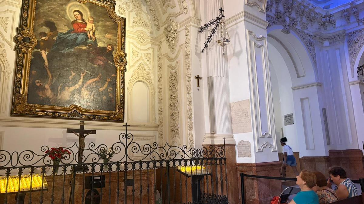 Mujeres rezando frente a las Ánimas en la Iglesia de Santiago