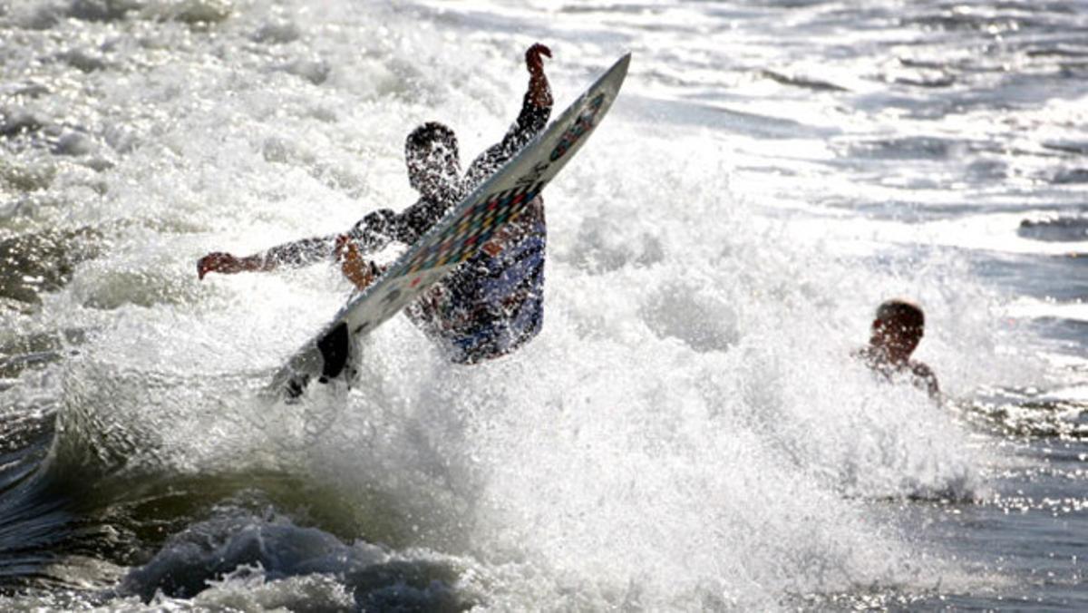 Un surfista disfruta d¿onades generades per l¿huracà ’Bill¿ a les platges de Folly, a Carolina del sud (EUA).