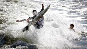Un surfista disfruta d¿onades generades per l¿huracà ’Bill¿ a les platges de Folly, a Carolina del sud (EUA).
