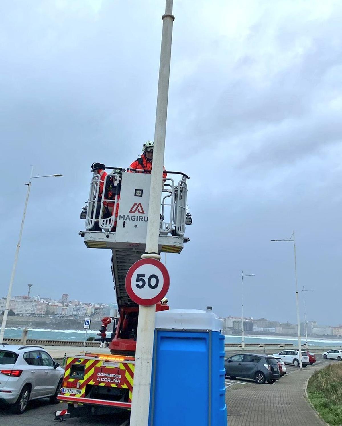 Bomberos de A Coruña solucionando una incidencia frente al Millenium