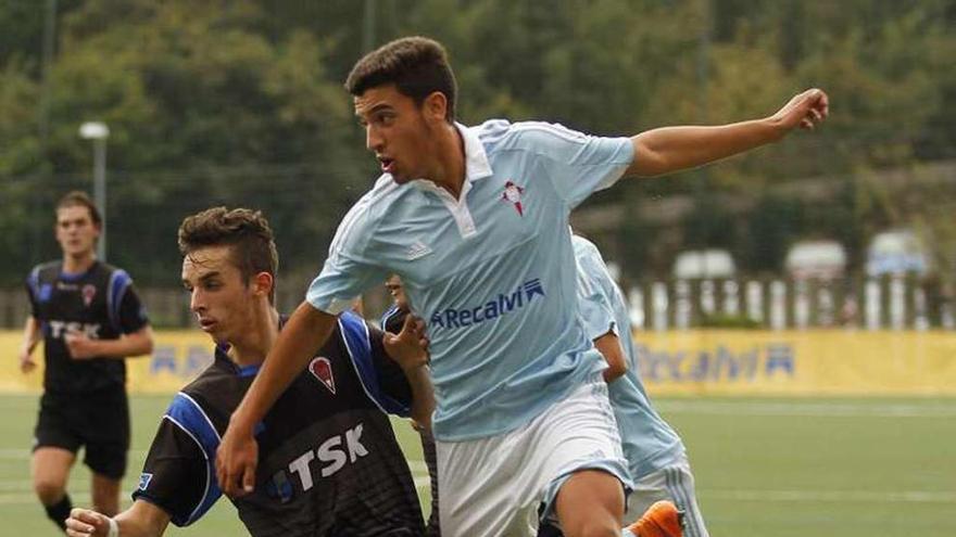 Un jugador del Celta pugna con un rival en un partido. // Jorge Santomé