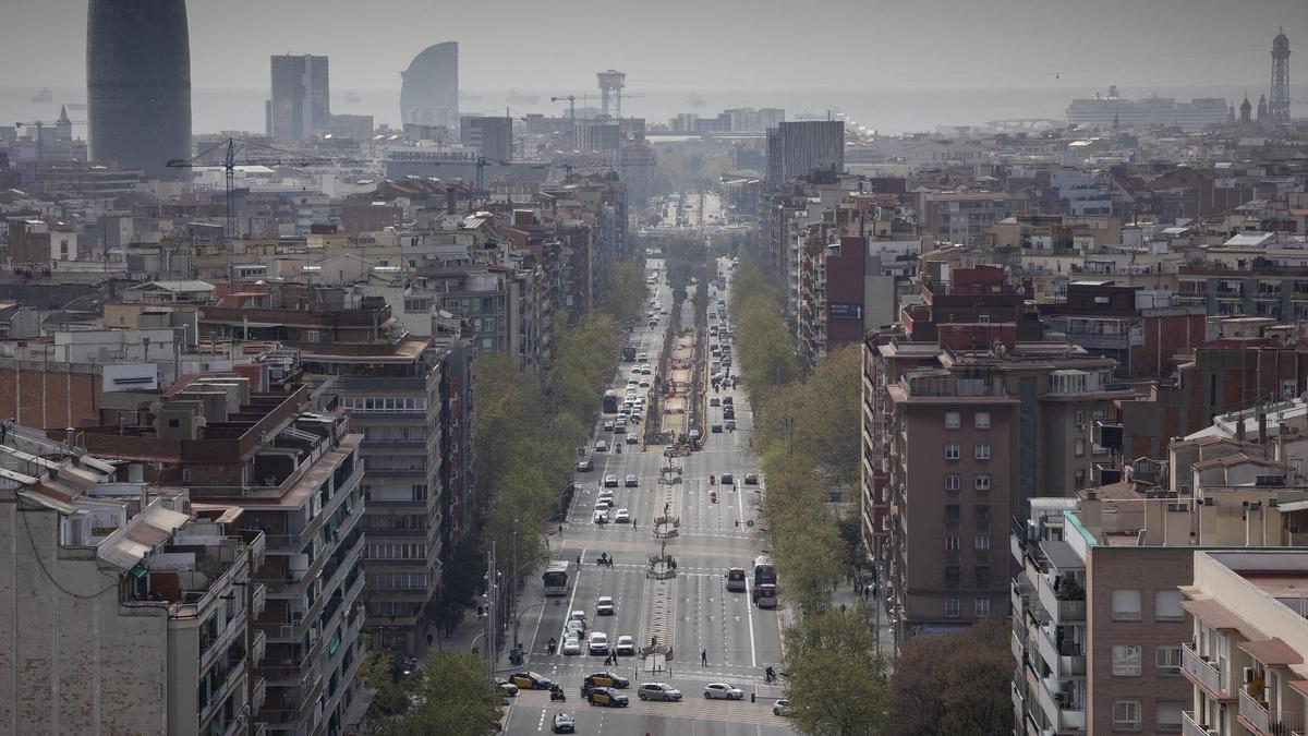 Al fondo, avance de las obra de la Meridiana que pretenden derribar la imagen de autopista urbana de este importante acceso a Barcelona