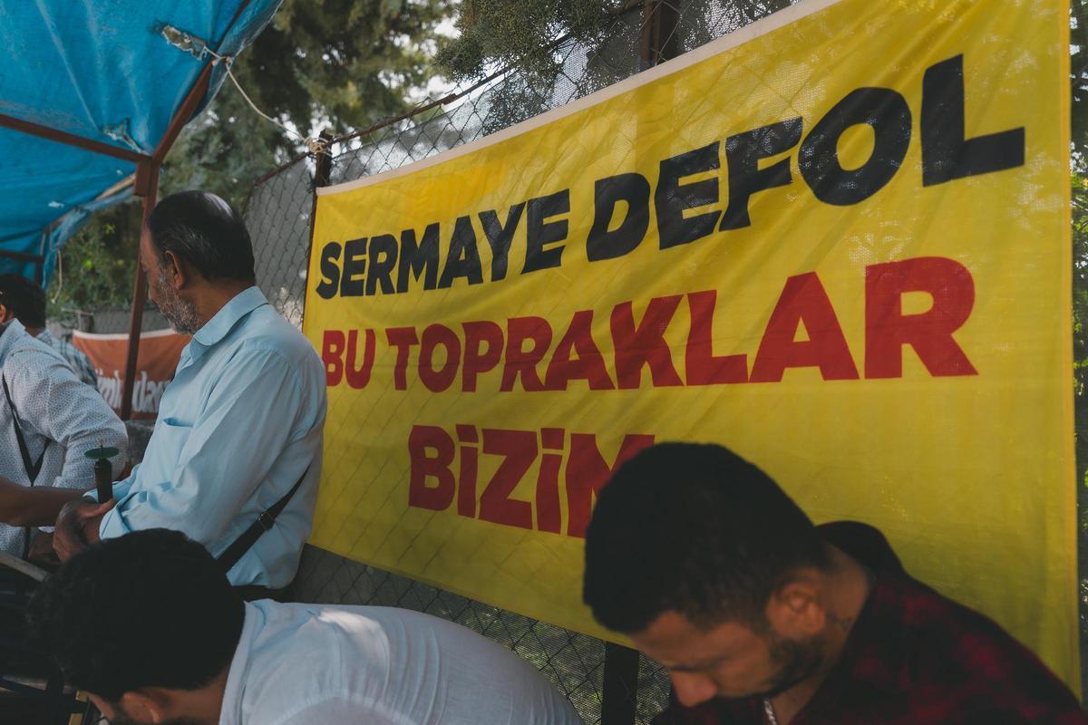 Los vecinos de Dikmece, durante una protesta contra las expropiaciones de terrenos que ha llevado a cabo el Gobierno de Erdogan.