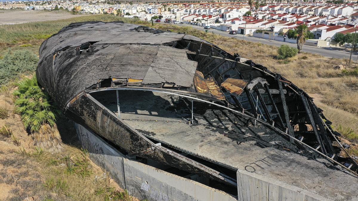 Así está el balneario municipal de lodos abandonado en la laguna de Torrevieja (julio 2024)