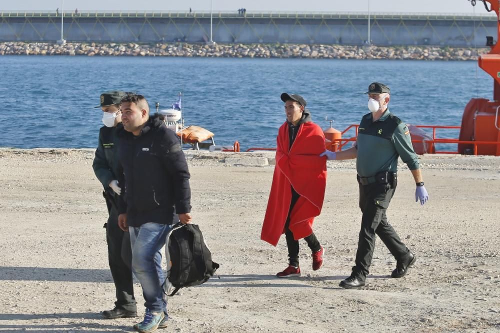 Guardia Civil, Cruz Roja y Salvamento Marítimo han puesto en marcha el protocolo para recepcionar a 24 personas rescatadas en el mar y que ocupaban una patera. 20 hombres y cuatro mujeres