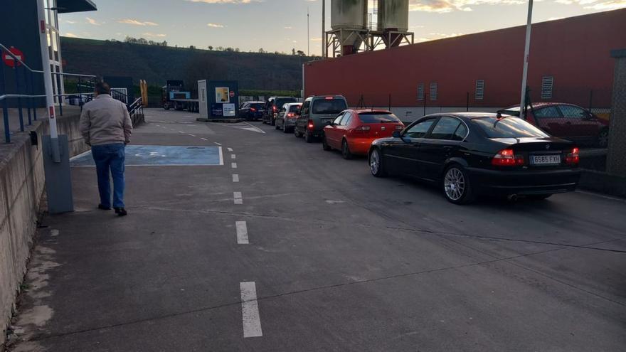 Coches esperando para pasar la ITV en la estación de Val de San Vicente, en Cantabria. | Ramón Díaz