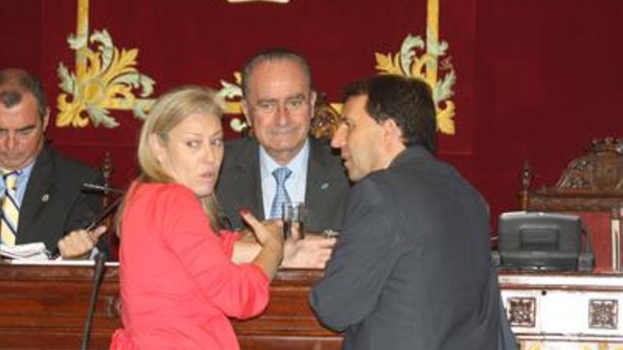 Diálogo. Los portavoces del PP y PSOE, con el alcalde.