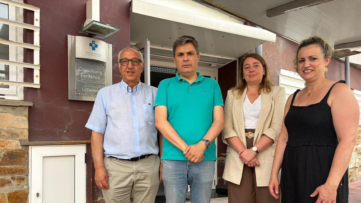 Salvador Méndez, Pedro de Rueda, Salomé Sánchez y la concejal franquina Rosa María Pérez junto al consultorio de La Caridad.