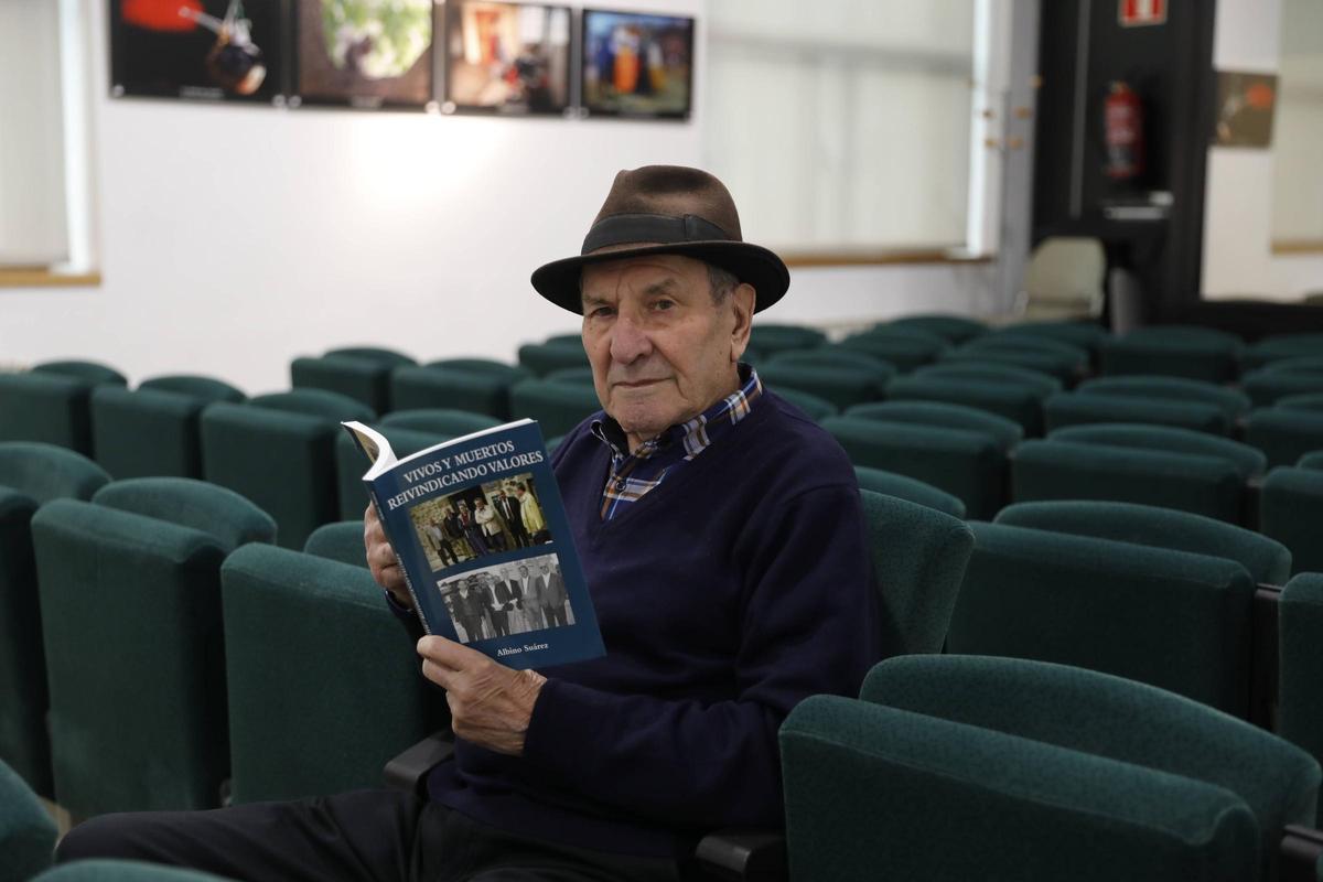 Albino Suárez con su último libro, "Vivos y muertos. Reivindicando valores", en el CIDAN de Pola de Laviana