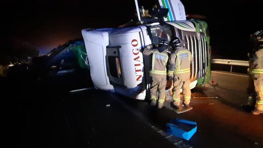 Herido un hombre al volcar un camión en la A-5 entre Badajoz y Talavera la Real