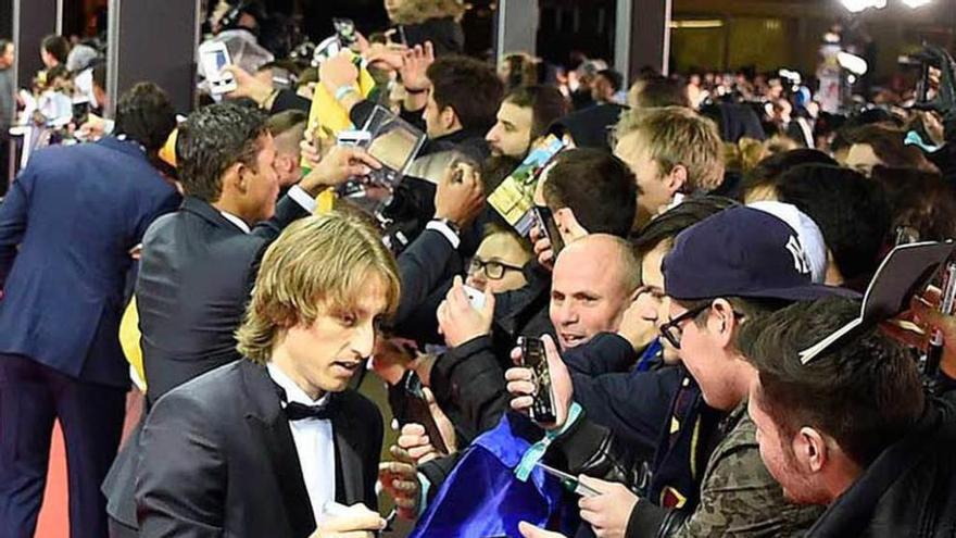 Modric firma autógrafos antes de la gala del &quot;Balón de Oro&quot;.