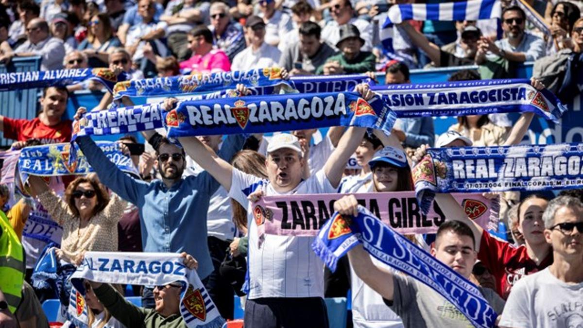 Aficionados zaragocistas, bufanda en ristre durante el partido del pasado domingo ante el Mirandés.
