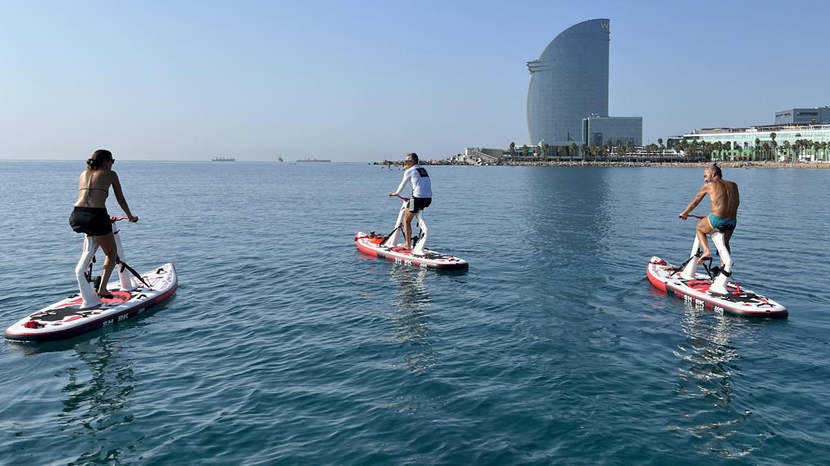 Las nuevas bicis acuáticas que surfean en la Barceloneta