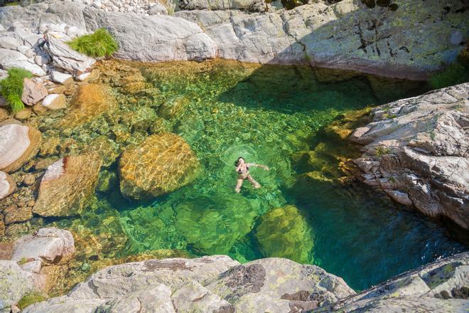 Un refrescante baño en la Sierra de Gredos