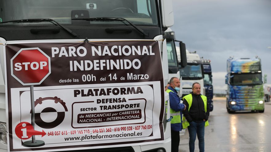 Transportistas secundando el paro indefinido.