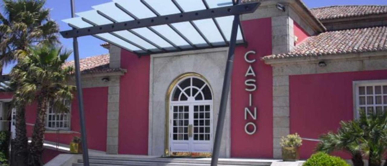 Fachada del Casino La Toja, que plantea abrir una sede en la ciudad. // FDV