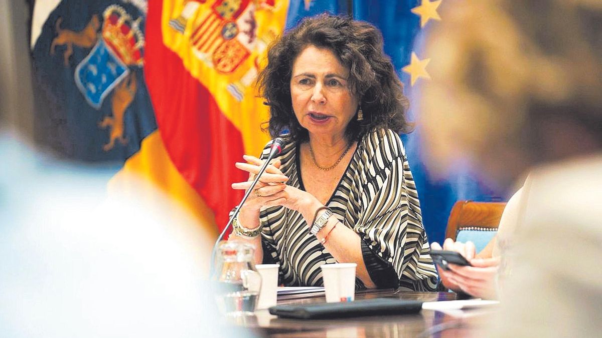 La consejera de Hacienda del Gobierno de Canarias, Matilde Asián, en comisión parlamentaria.