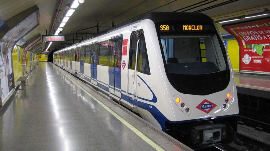 Un convoy de Metro de Madrid llega a una estación. // FdV