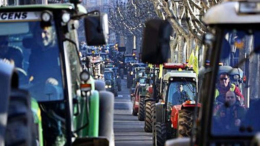 Centenars de tractors van omplir ahir la rambla de Ferran de Lleida