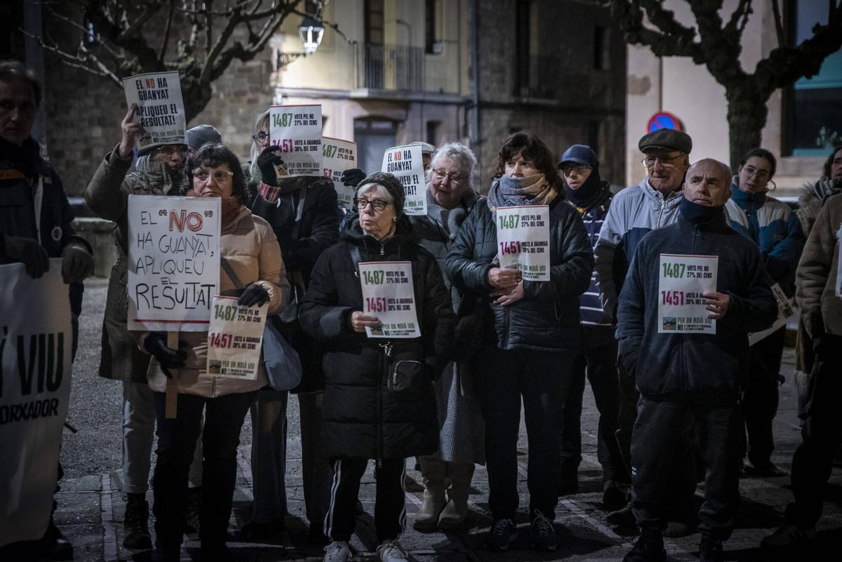 Imatges de la concentració en contra de l'ampliació del polígon de Moià, ahir, durant el ple municipal Imatges de la concentració en contra de l'ampliació del polígon de Moià, ahir, durant el ple municipal