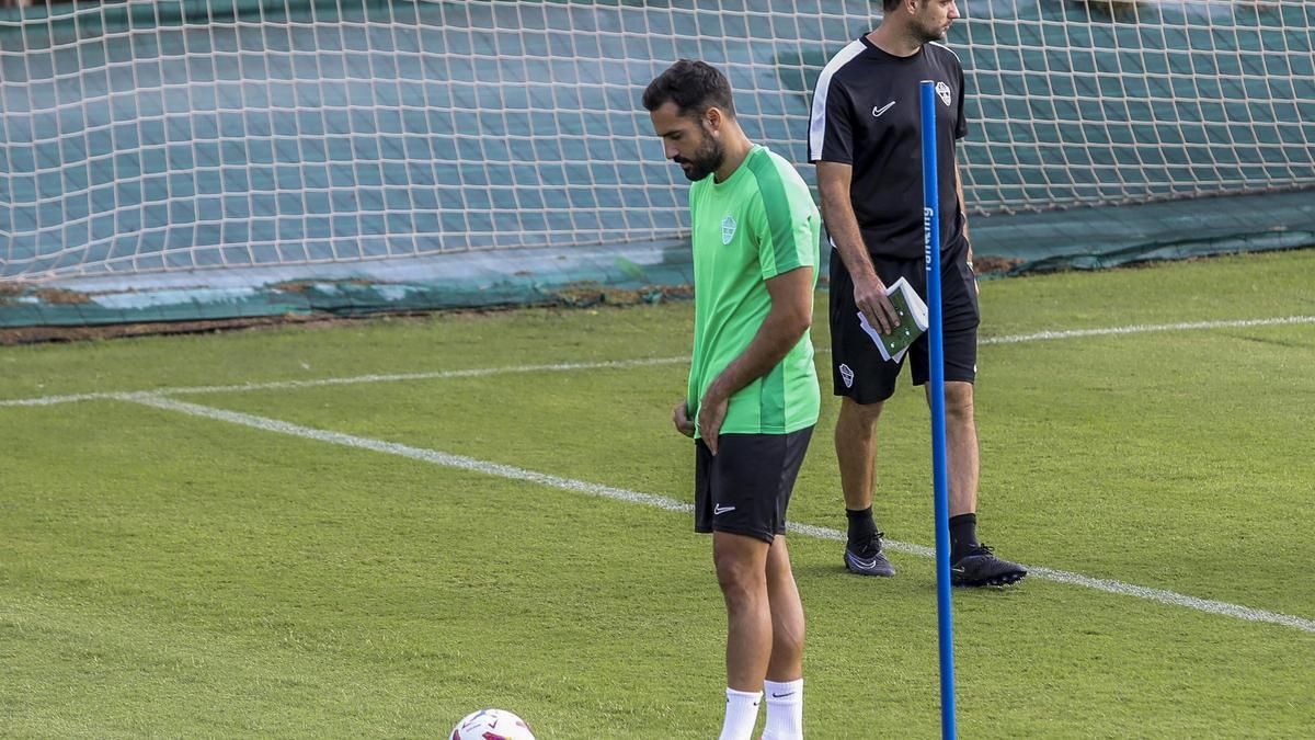 Mario Gaspar, pensativo, durante el entrenamiento de hoy