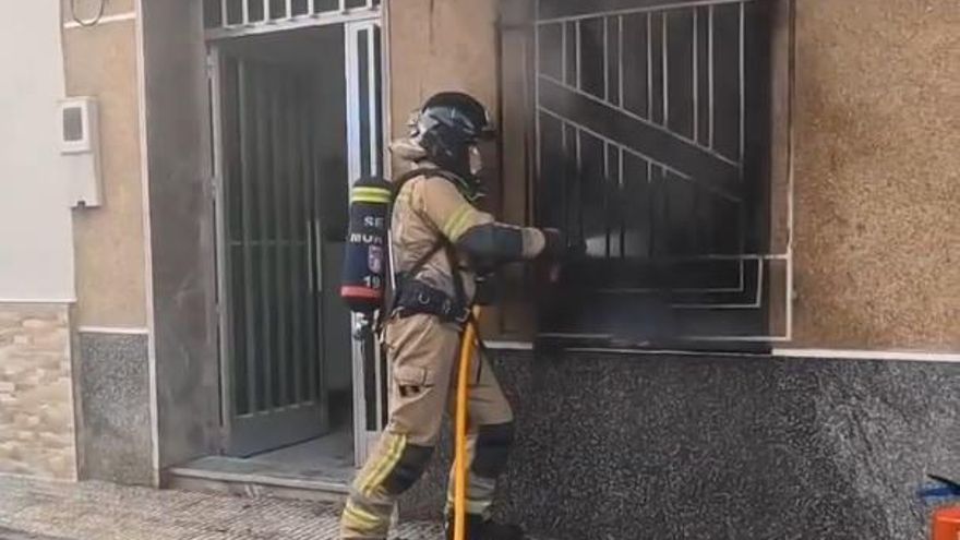 Tres heridos tras una explosión en un taller de coches de Santo Ángel