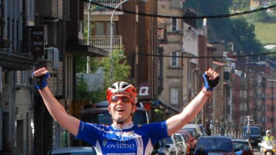 Mauro Rato celebra la victoria, con García y Vega esprintando al fondo.