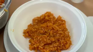 A examen la comida de un colegio de Sevilla: "Es cierto que se parece más a la de un hospital que a la de una casa"